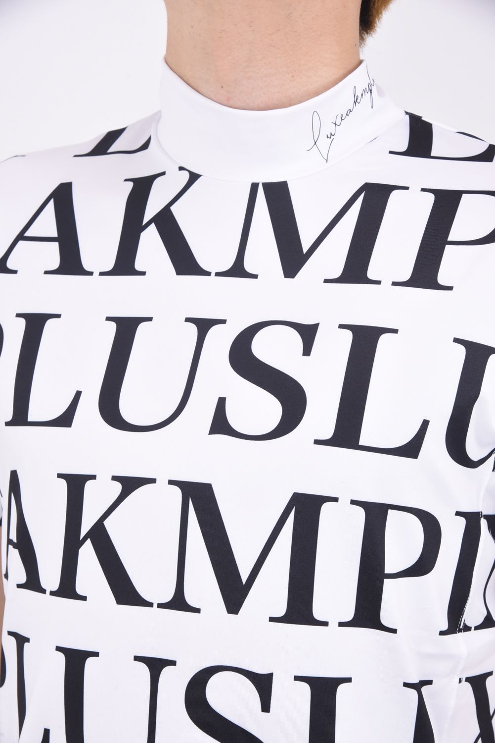 HORIZONTAL PATTERN MOCK NECK T-SHIRTS / 総柄ロゴ モックネック 半袖Tシャツ (ホワイト)