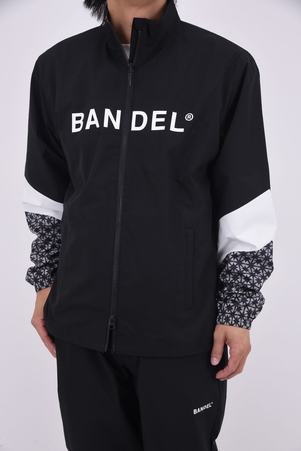 【25AW】 SWITCH SLEEVE WIND STOPPER / 異素材切り替え ブランドロゴ ウィンドストッパージャケット (ブラック)