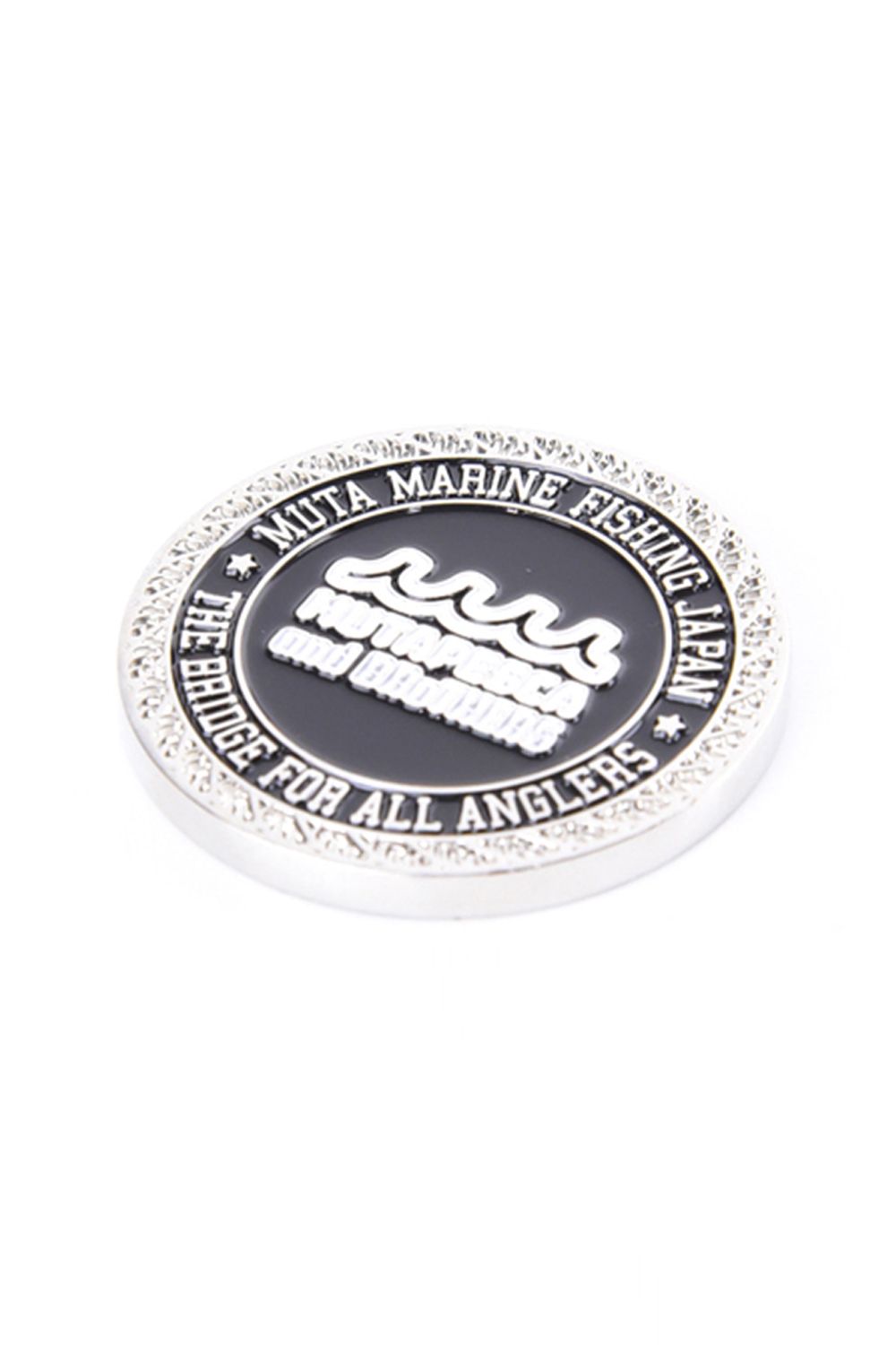 【26AW】【プレゼント好適品】 CHALLENGE COIN METAL MARKER (MUTA PESCA) / リバーシブル メタルコインマーカー (シルバー)
