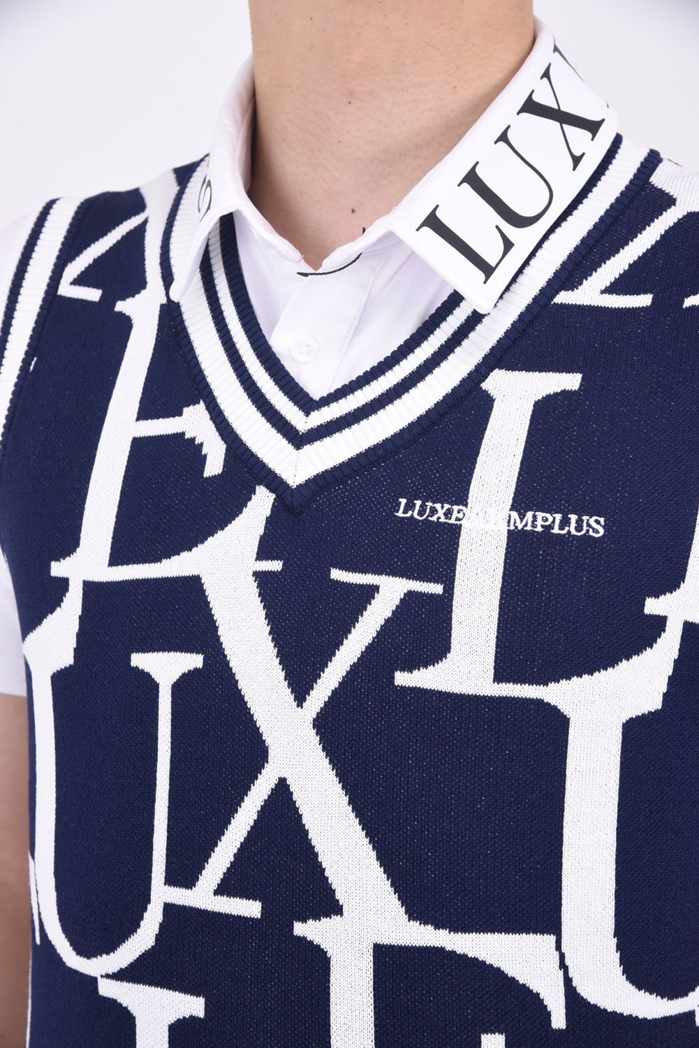 LUXE PATTERN NO SLEEVE KNIT /  総柄ロゴ Vネック ニットベスト ネイビー