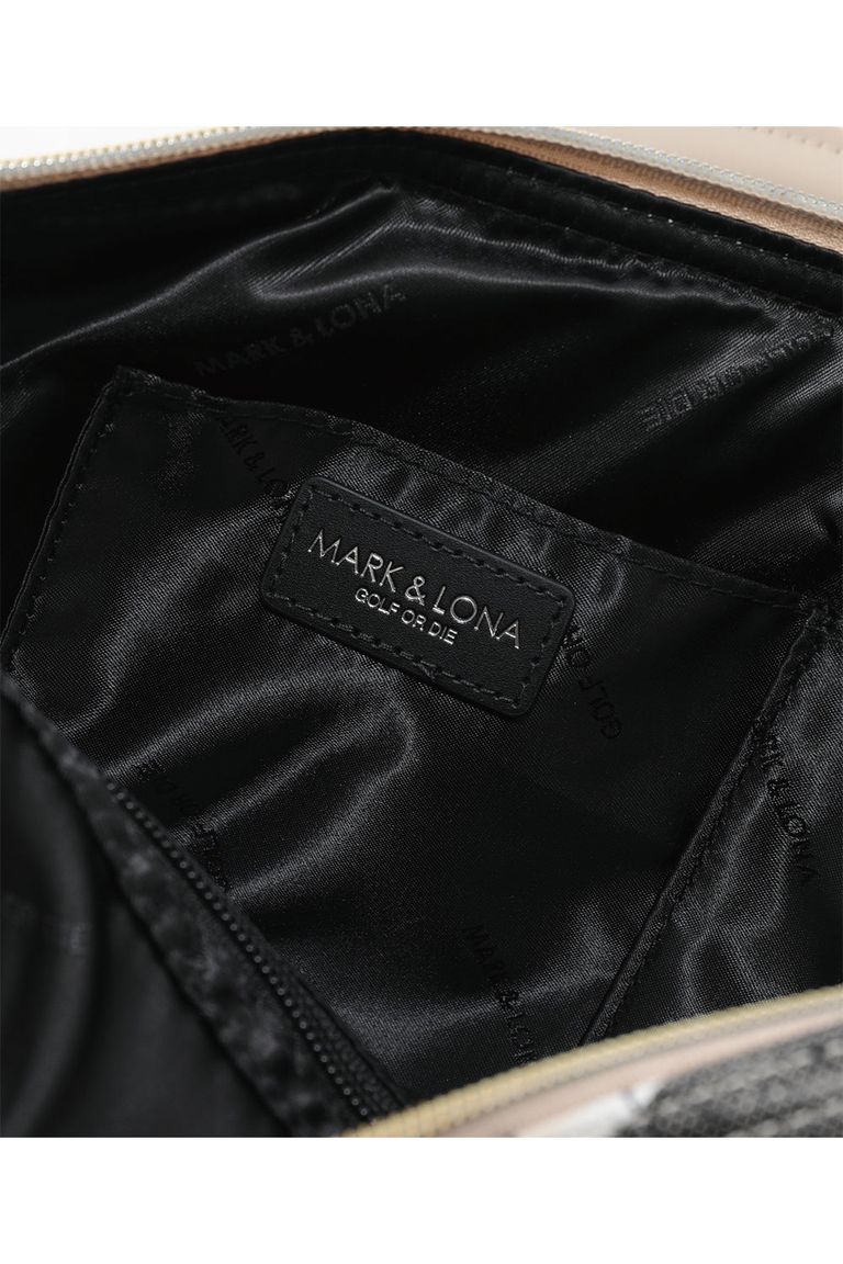 内側にはゴルフボールが2個入るサイズのベルクロテープ付きオープンポケットなど、収納ポケットを多数装備。