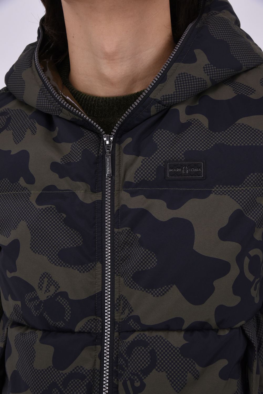 【26AW】 PLURI CAMO STRECH DOWN VEST / スカルカモフラージュ フーデッドダウンベスト (ブラック)