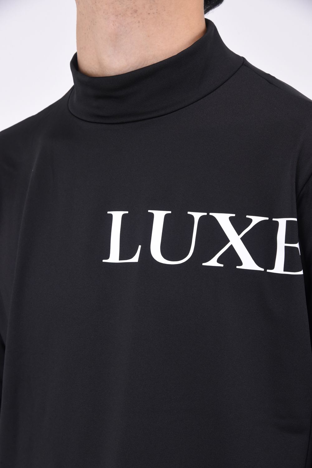 LUXEAKMPLUS - LOGO MOCK NECK / 光沢ロゴ モックネック Tシャツ