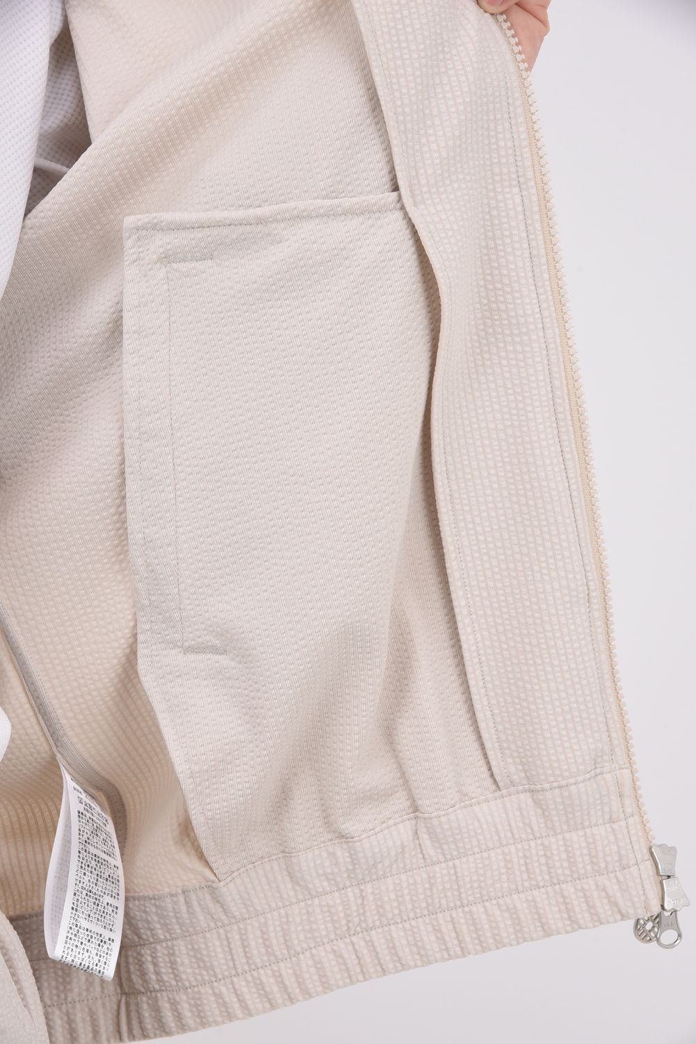 【26SS】 HIGH TENSION SUCKER STAND / シアサッカー サイドロゴ スタンドカラーブルゾン (ベージュ)