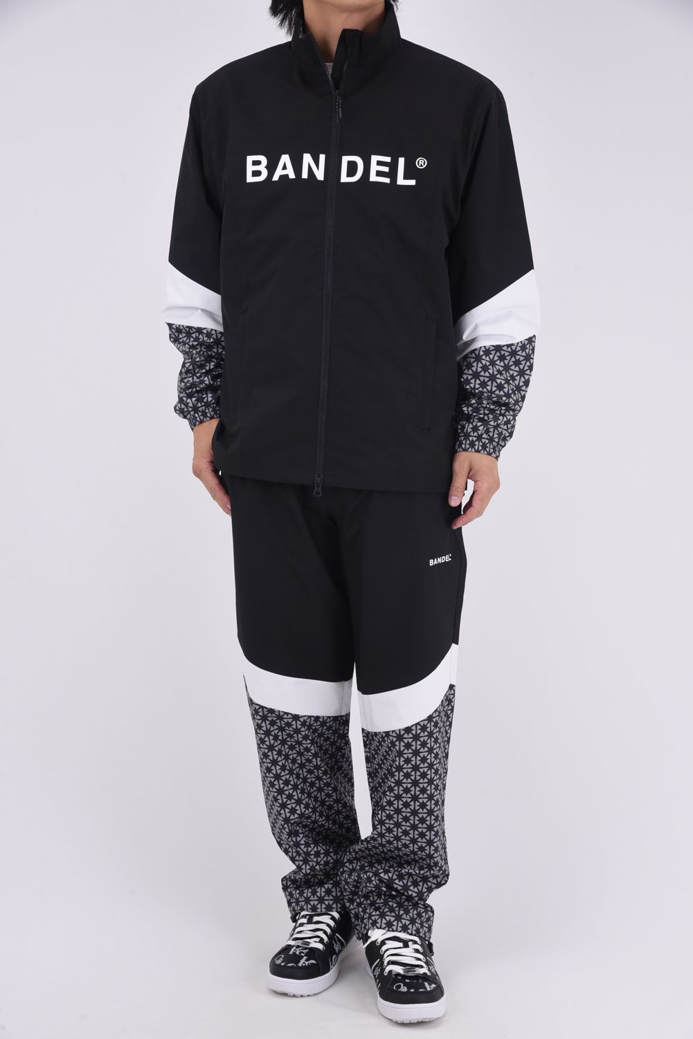 【25AW】 SWITCH SLEEVE WIND STOPPER / 異素材切り替え ブランドロゴ ウィンドストッパージャケット (ブラック)