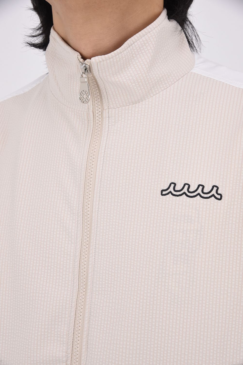 【26SS】 HIGH TENSION SUCKER STAND / シアサッカー サイドロゴ スタンドカラーブルゾン (ベージュ)