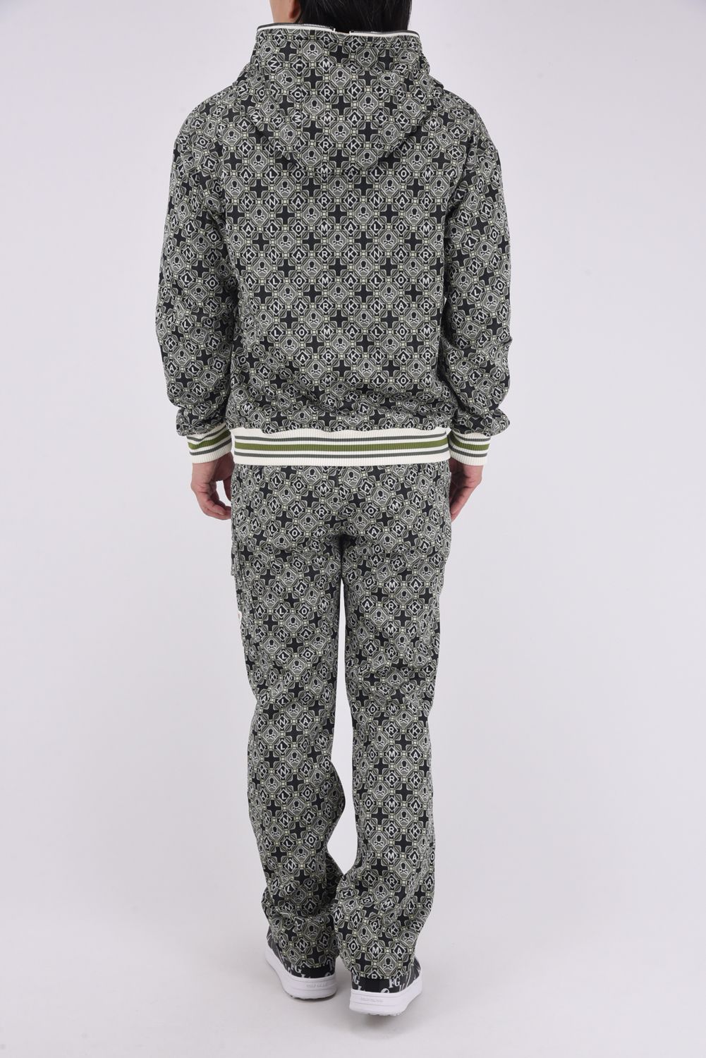 【2025AW 木村拓哉さん着用 VOL.7】 ROSETTE JACQUARD JERSEY TROUSER / ジオメトリックパターン カーゴポケット付きロングパンツ (カーキ)