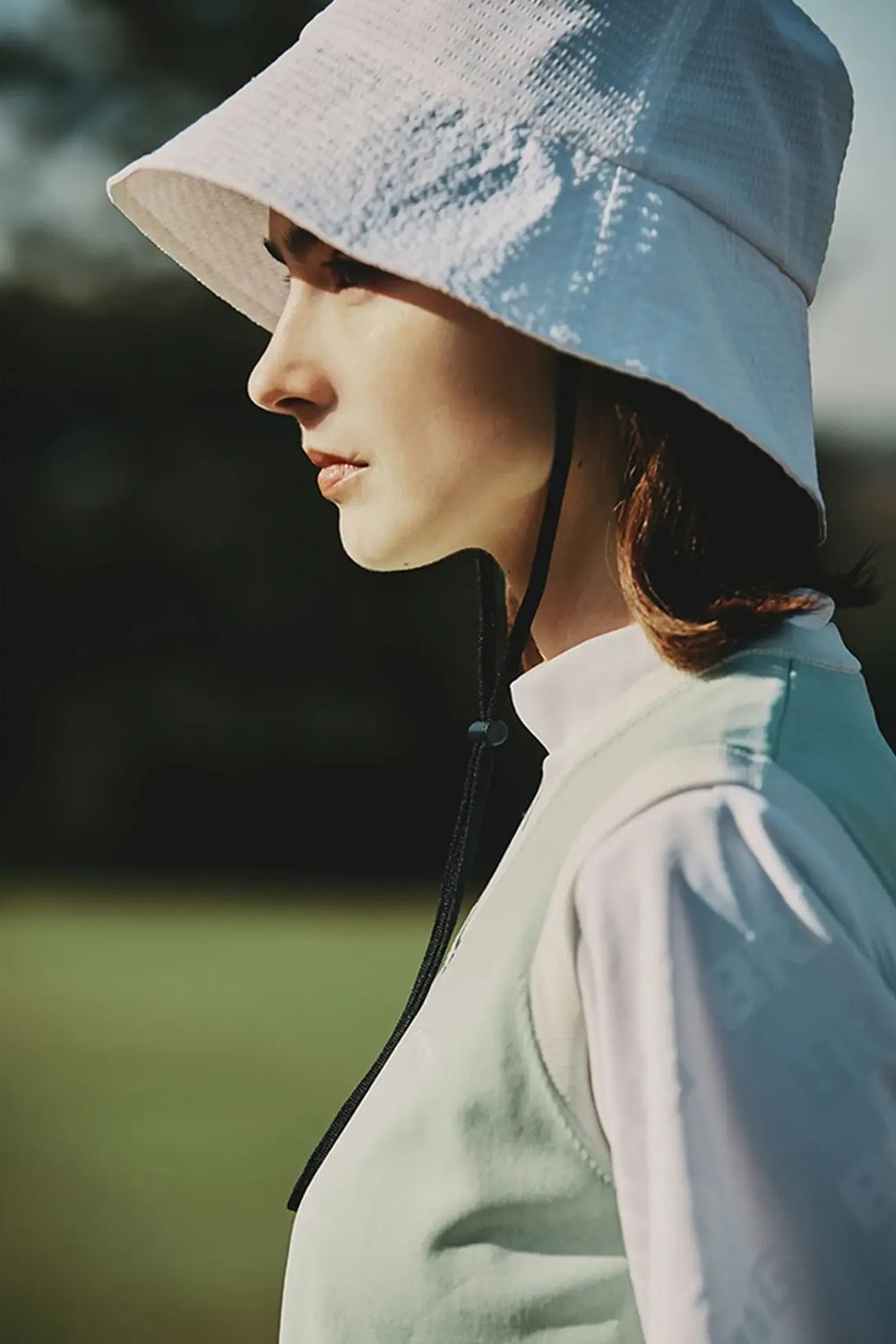 【26SS】【レディース】 WOMEN'S SEERSUCKER CORD STRAP WIDE HAT / シアサッカー コードストラップ付き バケットハット (ホワイト)