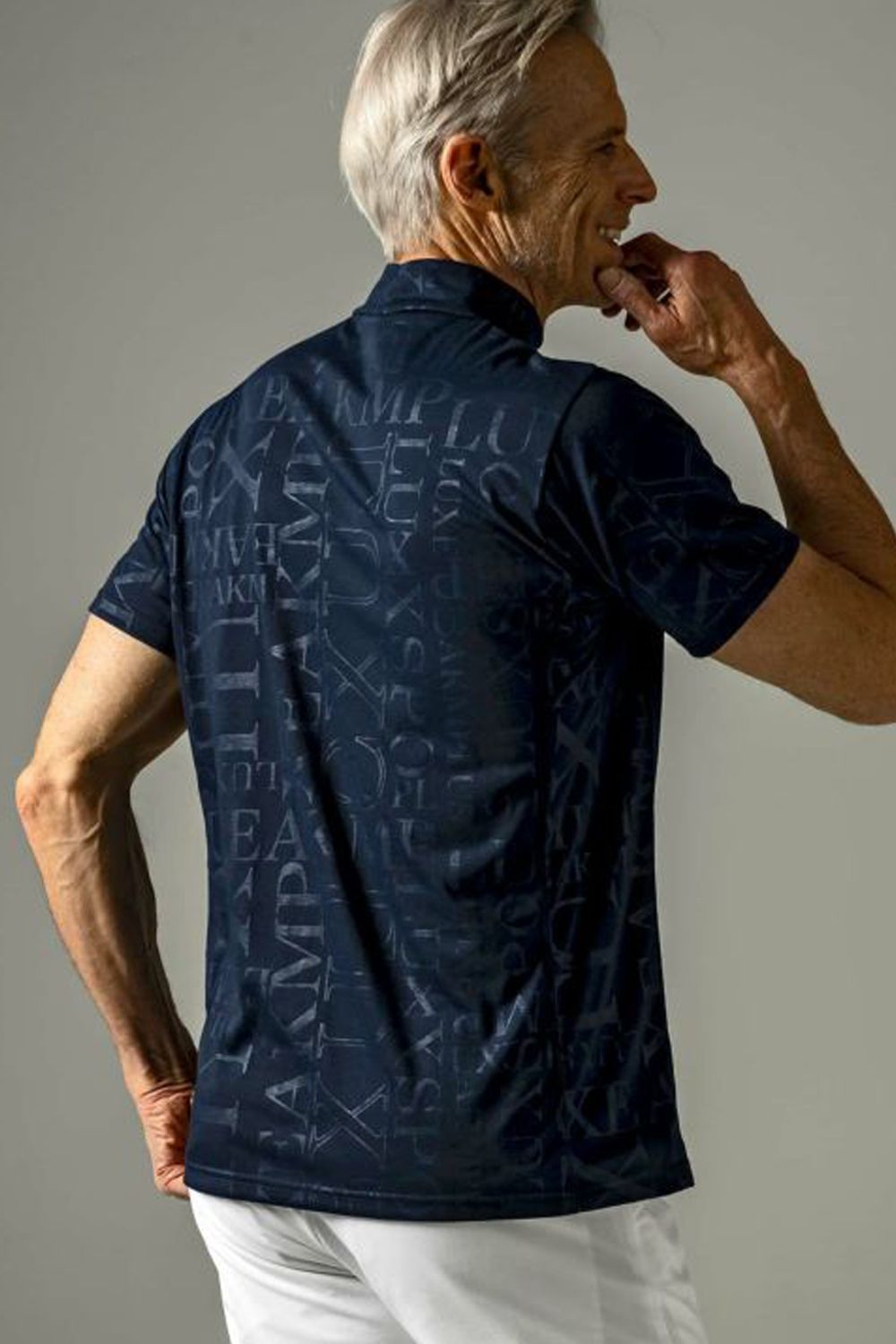 EMBOSSED PRINT MOCK NECK T-SHIRTS / ロゴパターン 半袖モックネック Tシャツ ネイビー