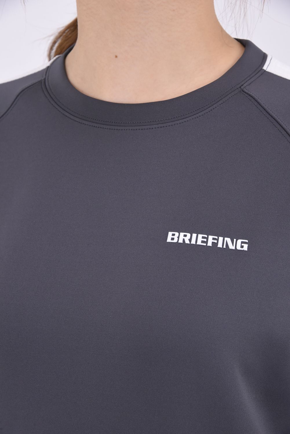 BRIEFING - 【24SS】 【レディース】 WOMENS SIDE LOGO LINE CREWNECK / サイドロゴライン クルーネック  (チャコール) | GOSSIP GOLF