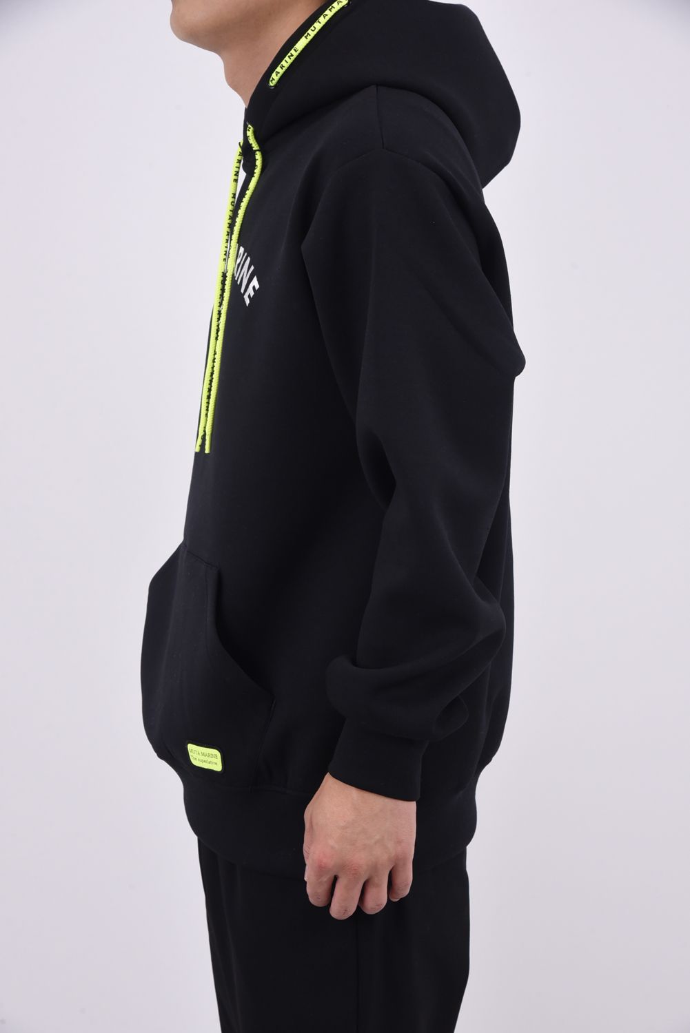 【25AW】 AROUND SPINDLE HOODIE / ダンボール素材 ブランドロゴ刺繍ワッペン プルオーバーパーカー (ブラック)