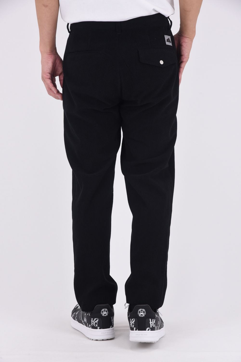 Uka Corduroy Trousers / コーデュロイ テーパードシルエット ワンタックトラウザー (ブラック)