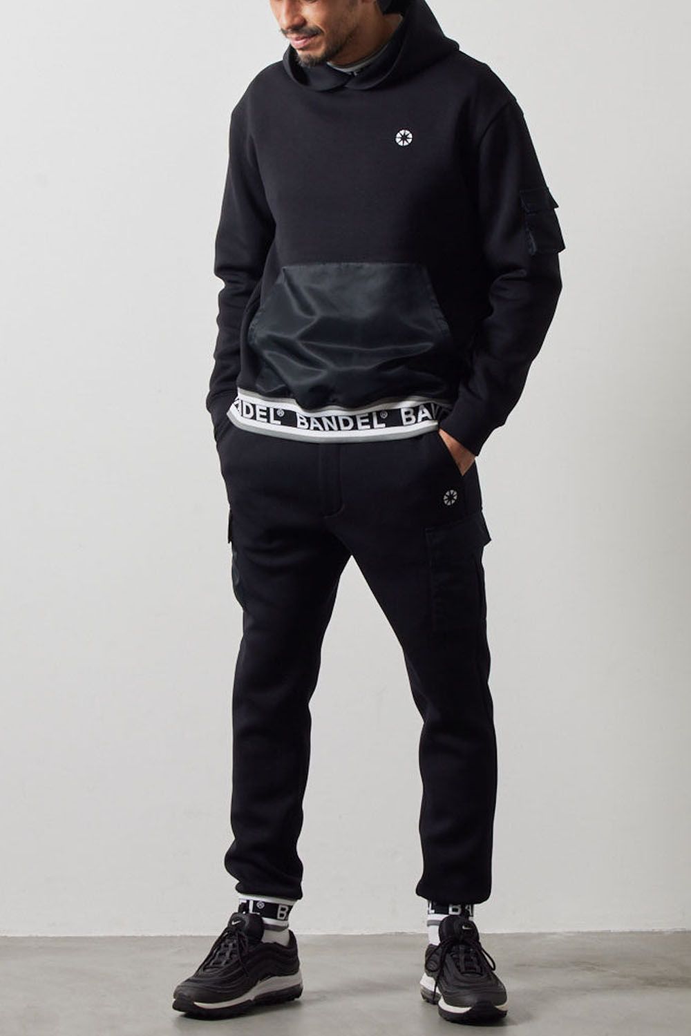 NYLON POCKET P/O HOODIE / ダンボール素材 ナイロンポケット プルオーバーパーカー (ブラック)