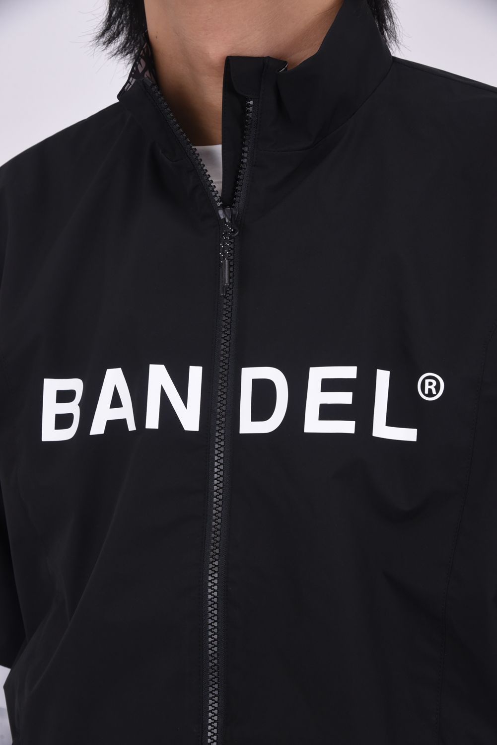 【25AW】 SWITCH SLEEVE WIND STOPPER / 異素材切り替え ブランドロゴ ウィンドストッパージャケット (ブラック)