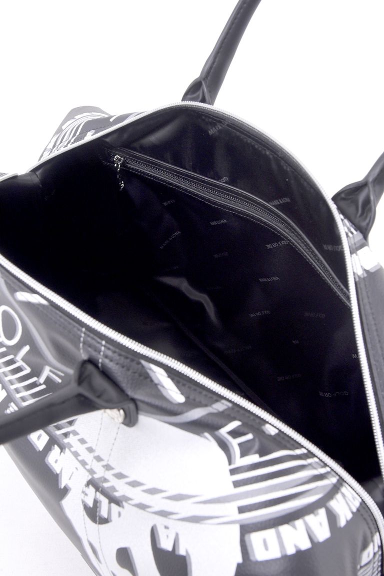 内装にはファスナーポケットと、16インチMacBook Proも収納できるPCスリーブ(次の画像)を完備。