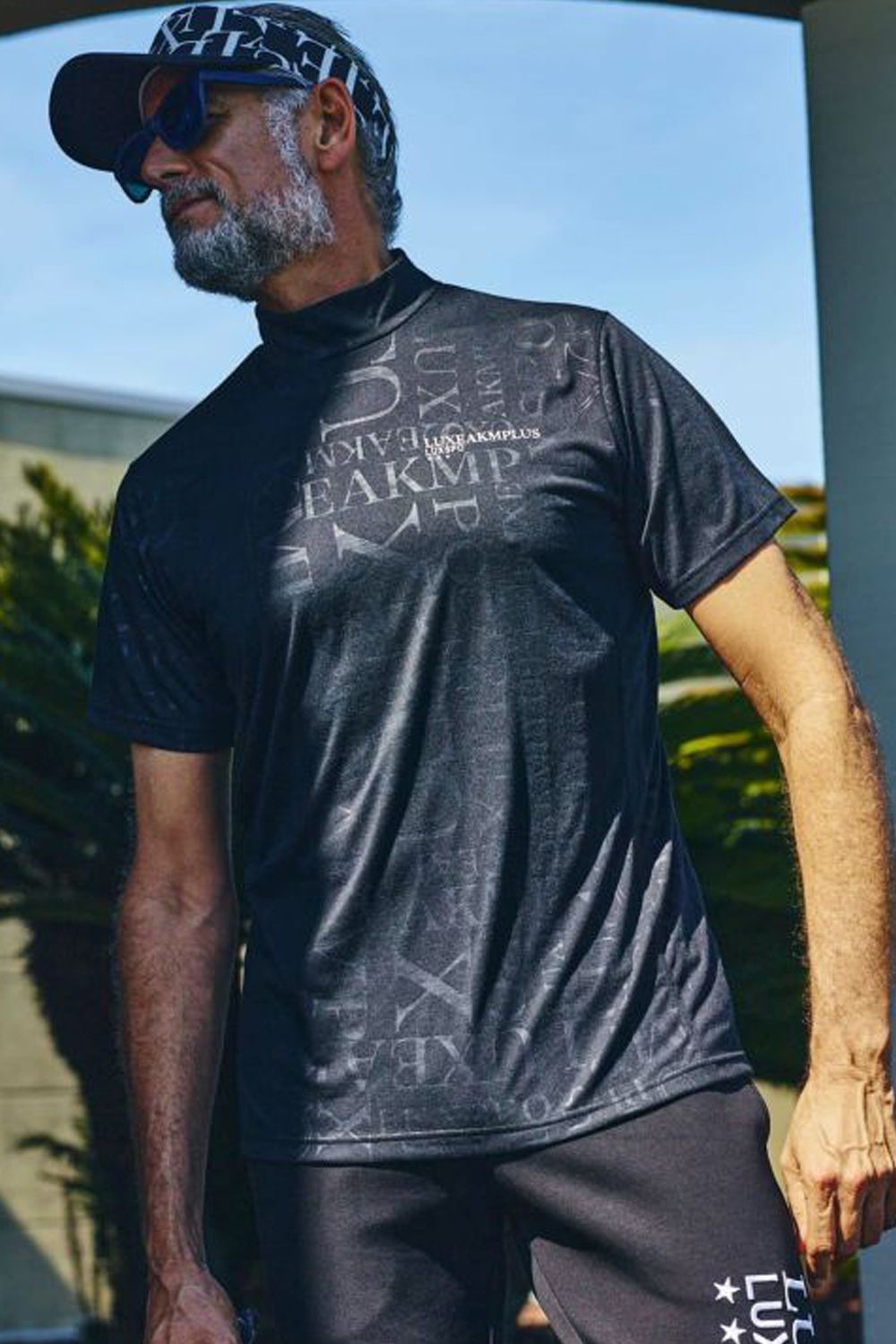 EMBOSSED PRINT MOCK NECK T-SHIRTS / ロゴパターン 半袖モックネック Tシャツ ブラック