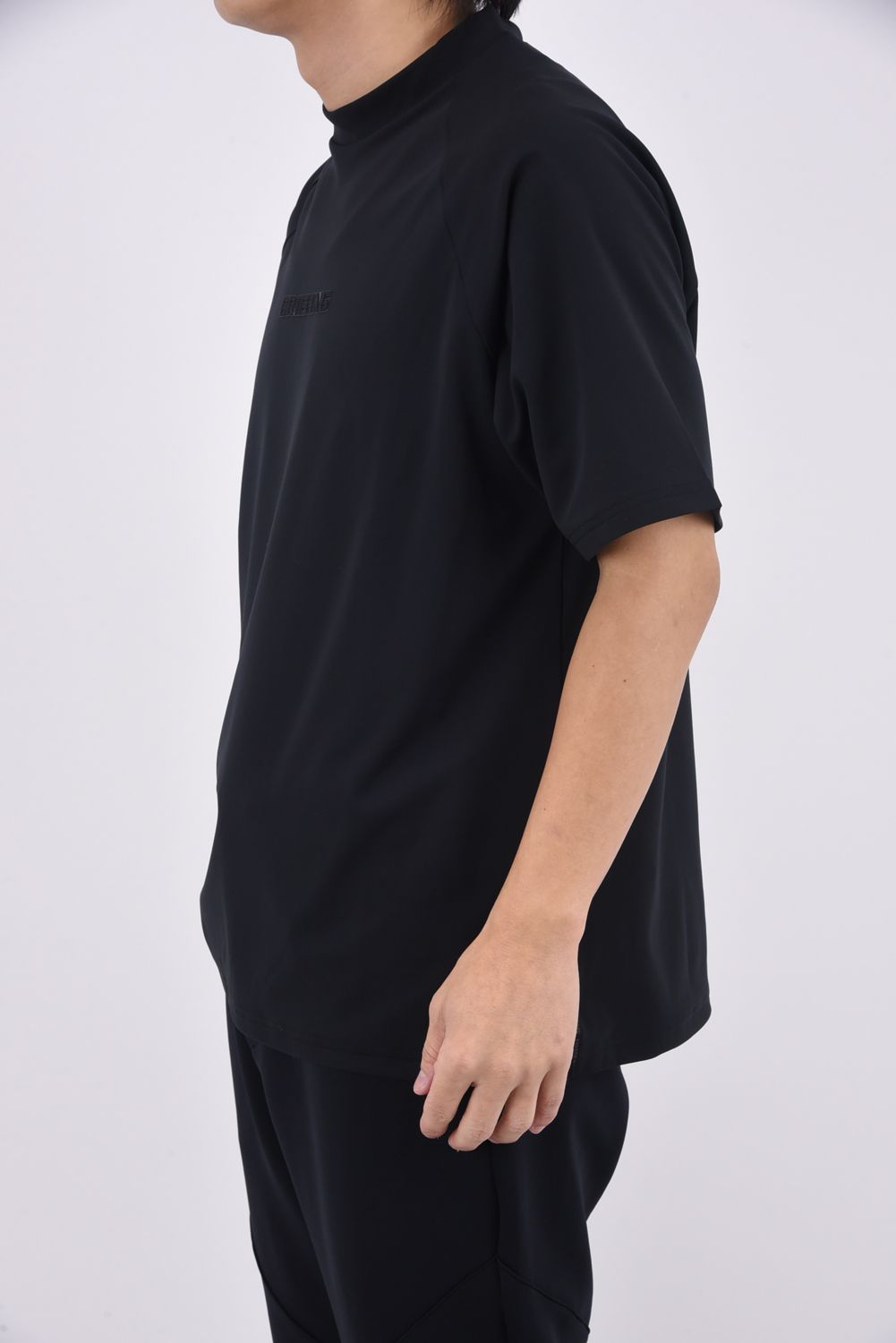 【26SS】 MEN'S STTCHED 3D LOGO HIGHNECK RF / 3Dブランドロゴ リラックスフィット ワントーン ハイネックシャツ (ブラック)