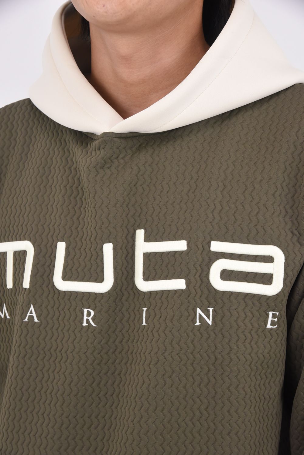 【25AW】 BLISTER JACQUARD PARKA / ブリスタージャカード ブランドロゴ プルオーバーパーカー (カーキ)