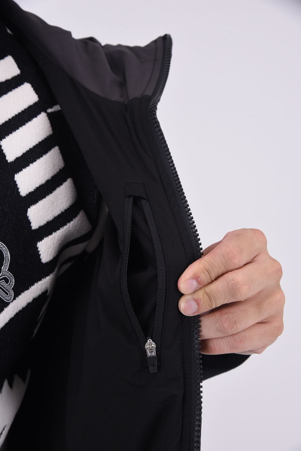 DISTORT PERFORMANCE VEST / モノグラムパターン ベスト (チャコール)