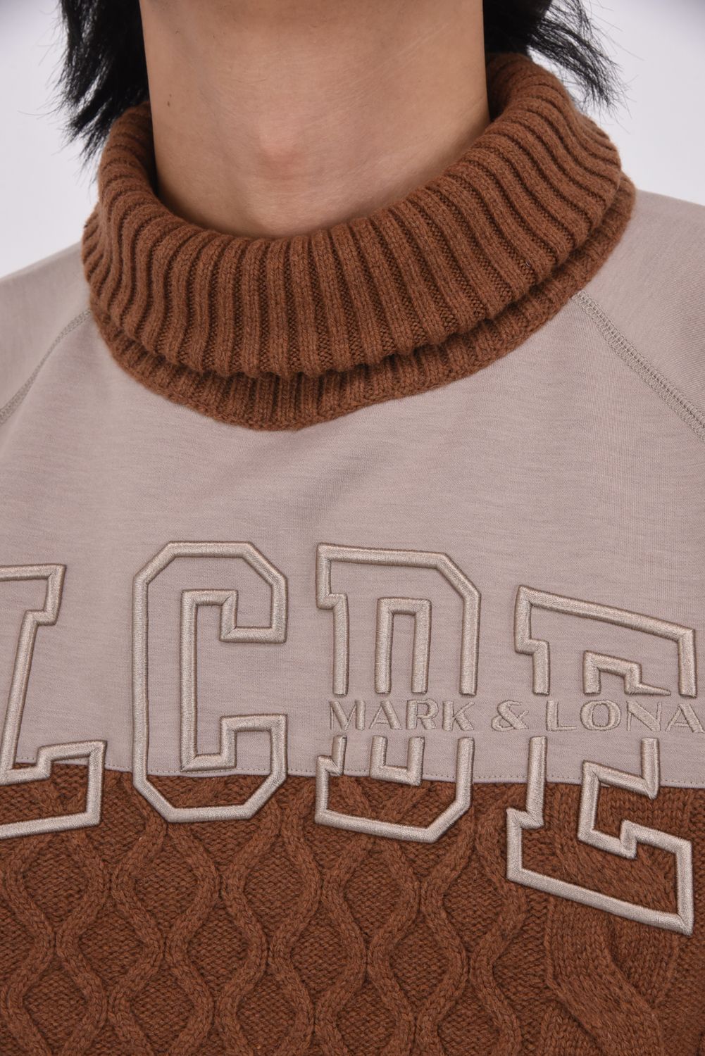 【25AW】【CDEシリーズ】 HBKT / ツートーン ロゴ刺繍 ハイブリッドプルオーバーニット (ブラウン)