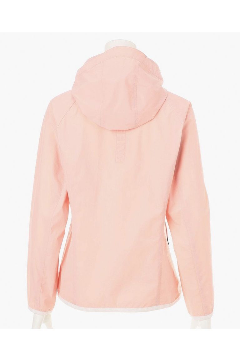 ジップを上まで閉めることで、首元から風が入り込むのを防ぐ、襟腰高めのフード。
首の後ろについているドローコードを締めることで、さらに風が入り込みにくい仕様に。