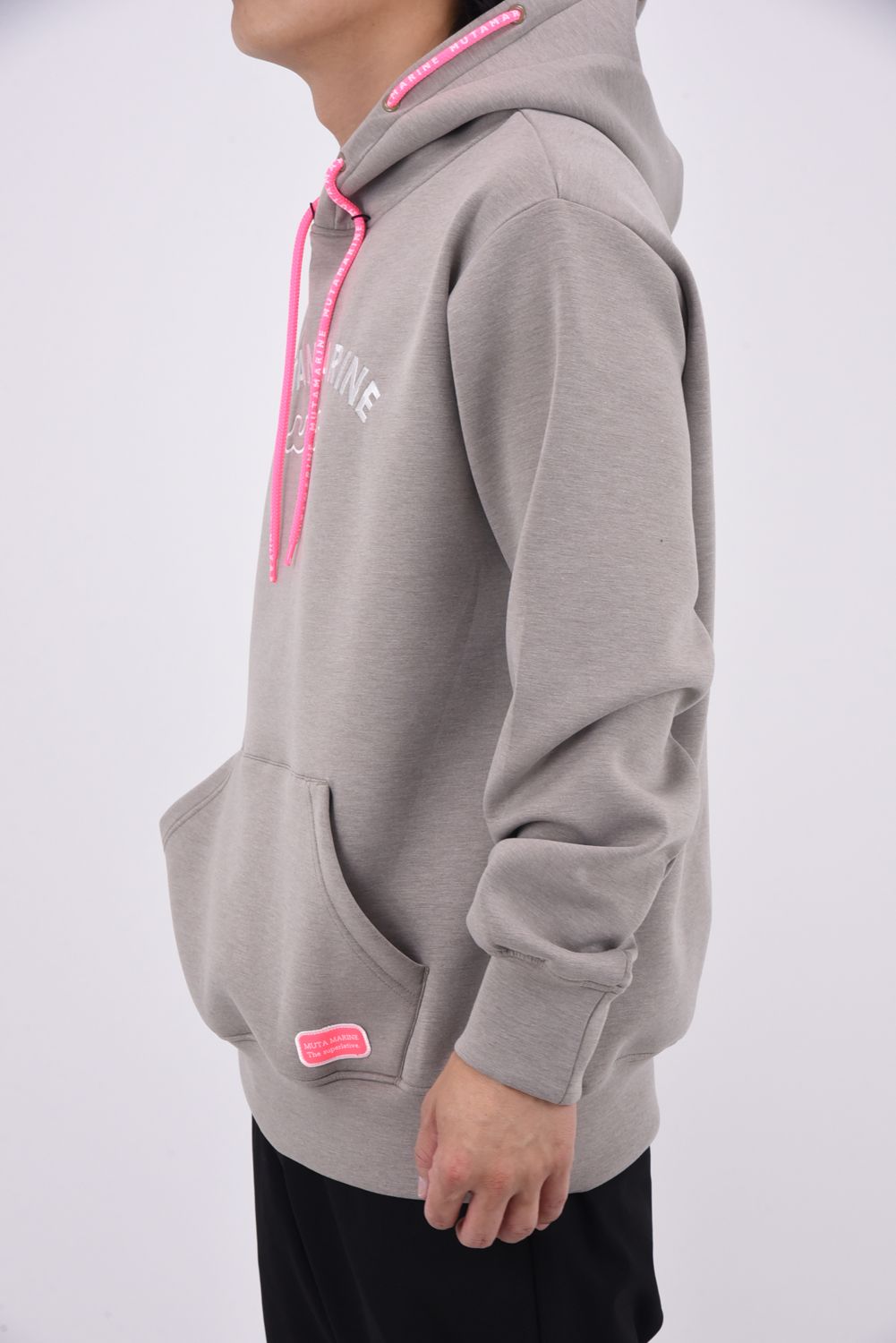 【25AW】 AROUND SPINDLE HOODIE / ダンボール素材 ブランドロゴ刺繍ワッペン プルオーバーパーカー (ベージュ)