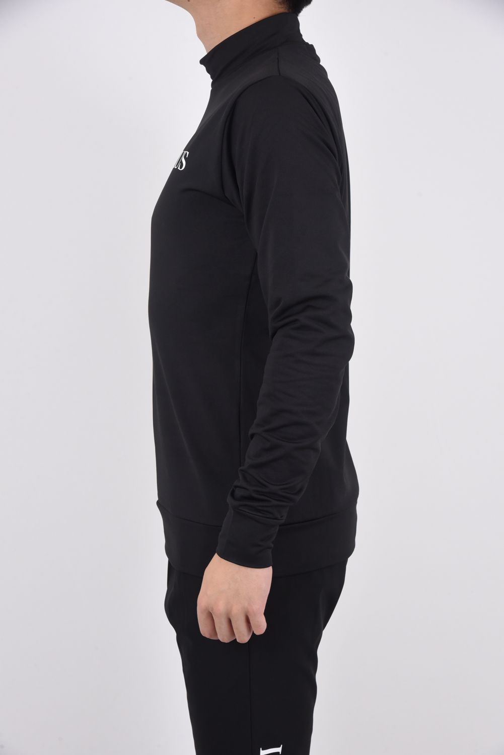 LUXE AKM PLUS LOGO HIGH NECK T-SHIRTS / フロントロゴ モックネック Tシャツ ブラック