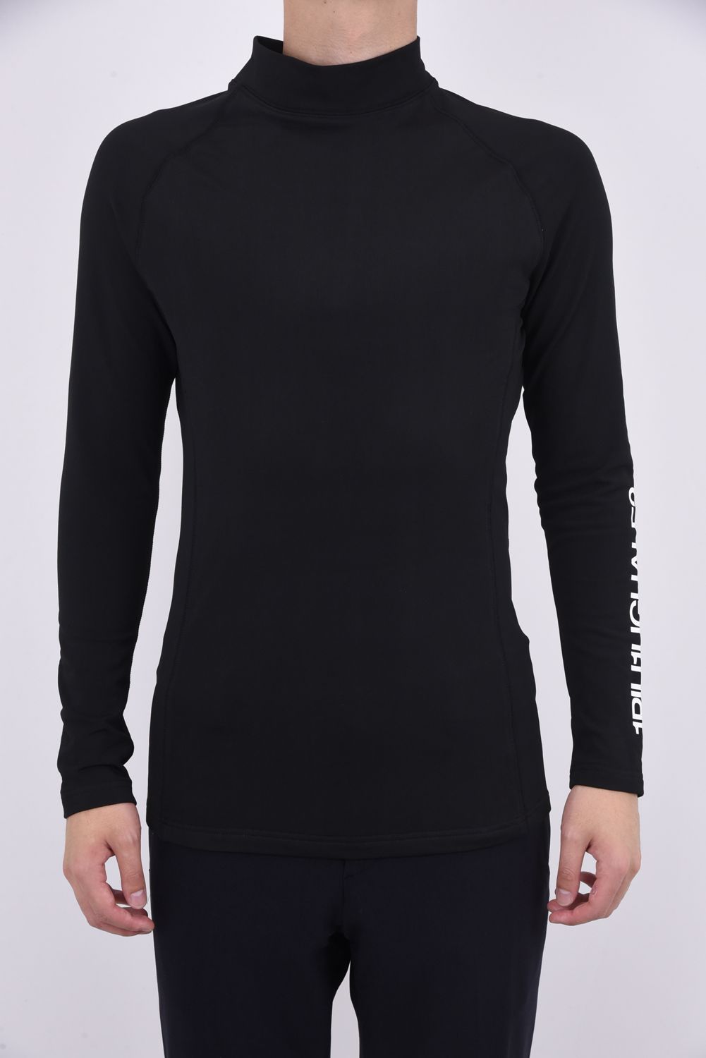 1PIU1UGUALE3 GOLF - UNDER SHIRTS / ブランドロゴ モックネック Tシャツ ブラック | GOSSIP GOLF
