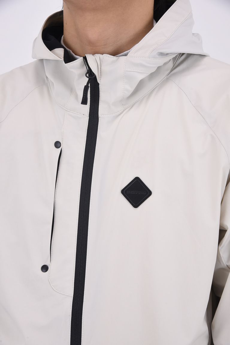 ジップを上まで閉めることで、首元から風が入り込むのを防ぐ、襟腰高めのフード。
首の後ろについているドローコードを締めることで、さらに風が入り込みにくい仕様に。