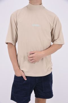 SURF Mockneck S/S (NEVER UP / IN) / バックプリント 半袖モックネックTシャツ (サンド)