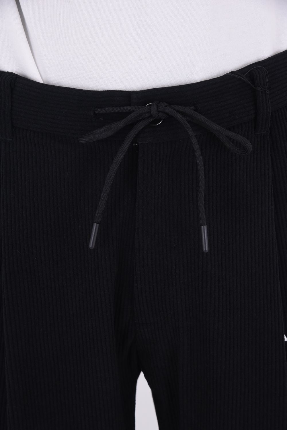 Uka Corduroy Trousers / コーデュロイ テーパードシルエット ワンタックトラウザー (ブラック)