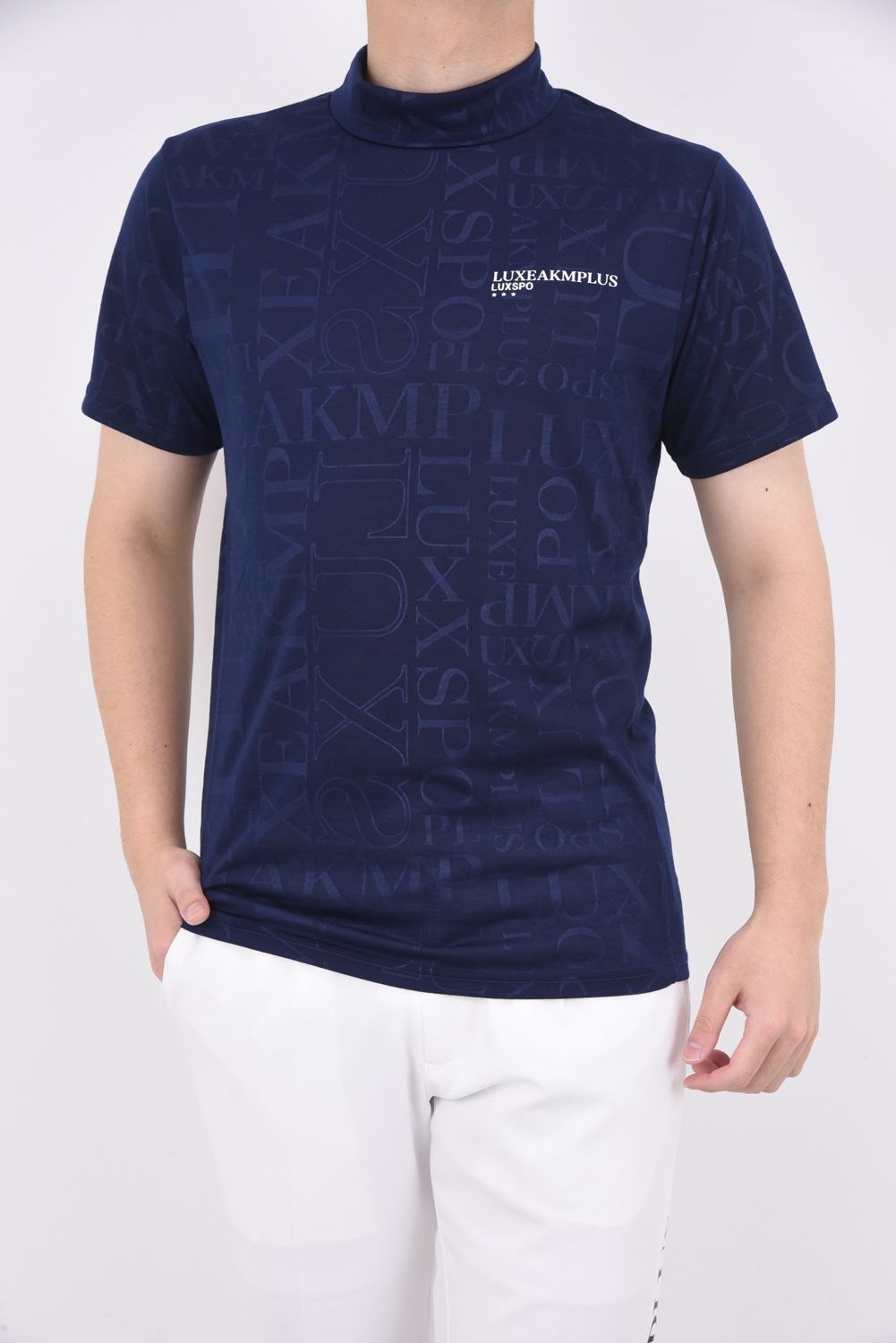 EMBOSSED PRINT MOCK NECK T-SHIRTS / ロゴパターン 半袖モックネック Tシャツ ネイビー
