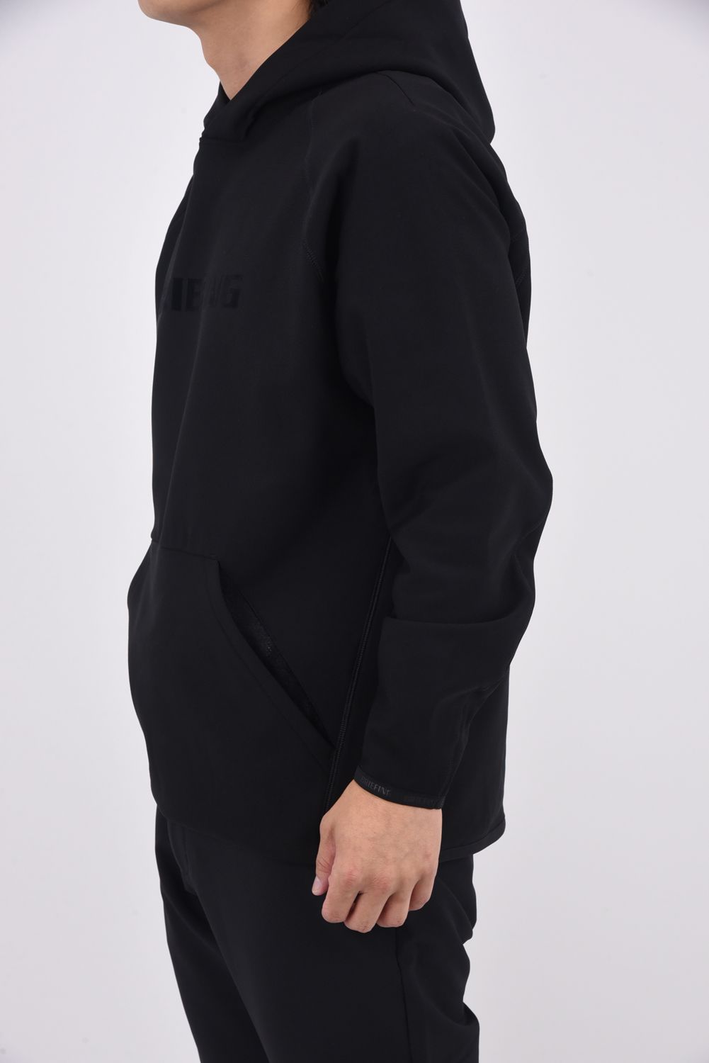 【25AW】 MEN'S LOGO HOODIE / 裏起毛 フロントロゴ 裾切り替え プルオーバーパーカー (ブラック)
