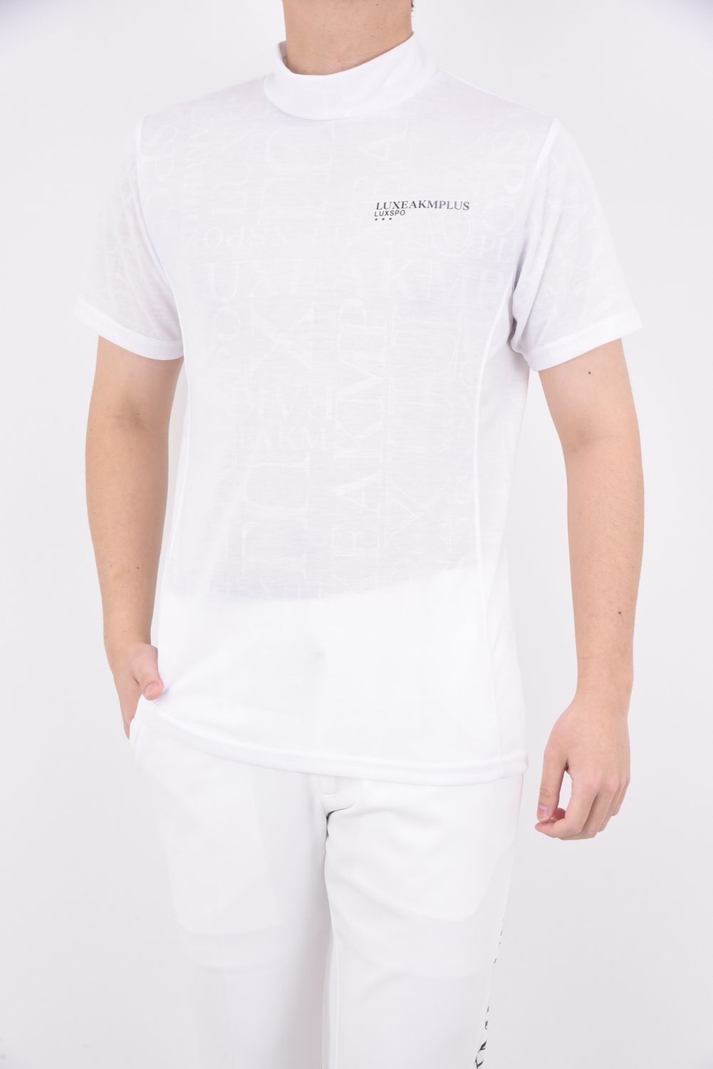 EMBOSSED PRINT MOCK NECK T-SHIRTS / ロゴパターン 半袖モックネック Tシャツ (ホワイト)