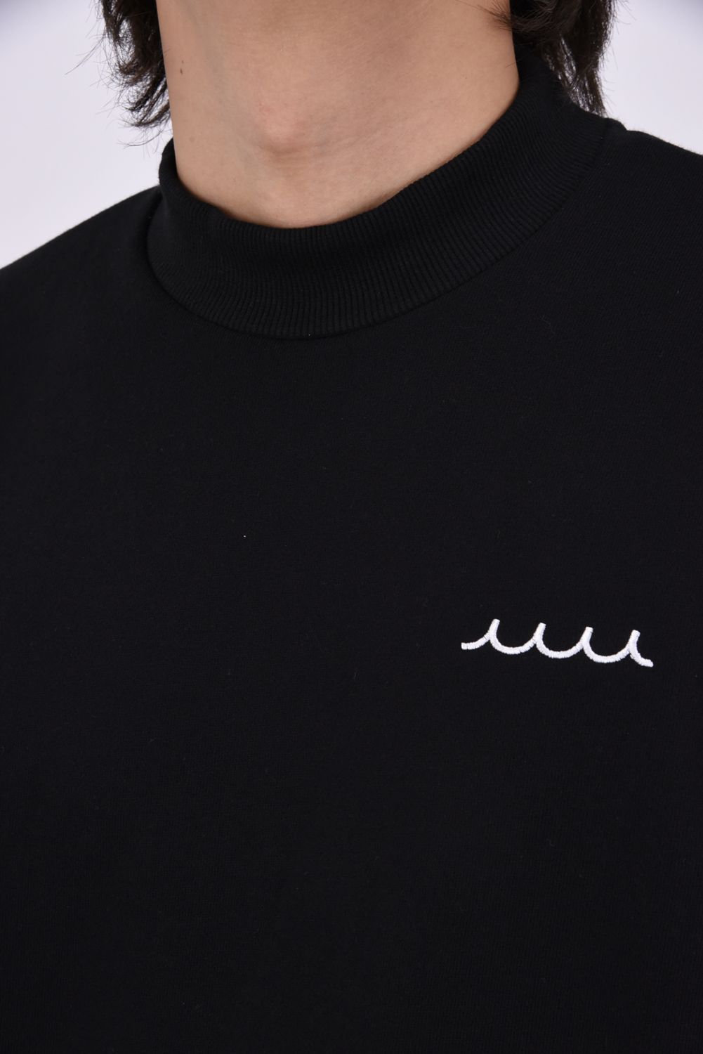 【26AW】【muta MARINE * ACANTHUS】 MOCKNECK SWEATSHIRT / ブランドロゴ モックネックスウェット (ブラック)