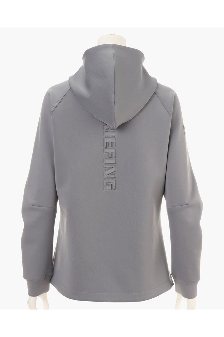 凹凸で表現されたBRIEFINGロゴを背面、袖に配置。