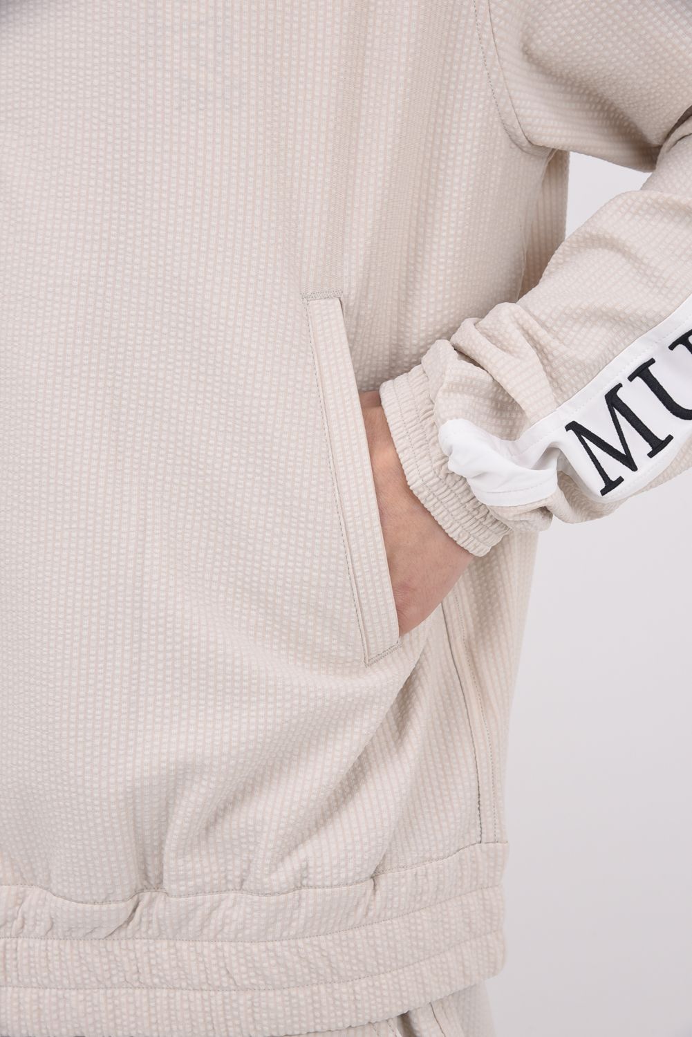 【26SS】 HIGH TENSION SUCKER STAND / シアサッカー サイドロゴ スタンドカラーブルゾン (ベージュ)