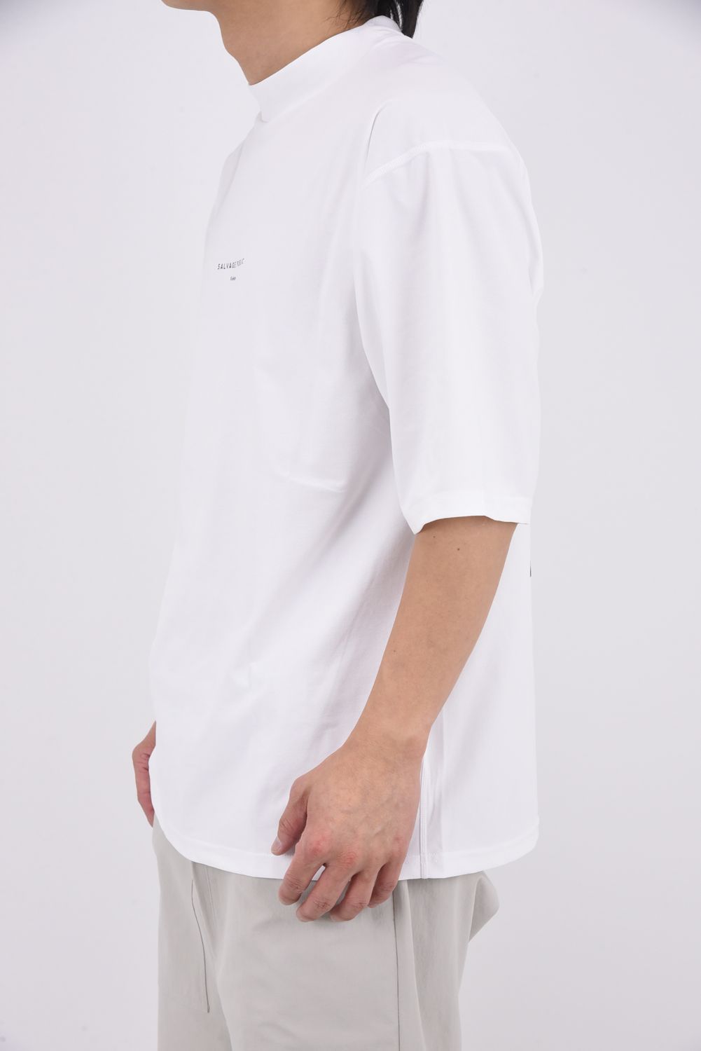 【26SS】 SURF Mockneck S/S(TI LEAF Paisley) / バックプリント モックネックTシャツ (ホワイト)