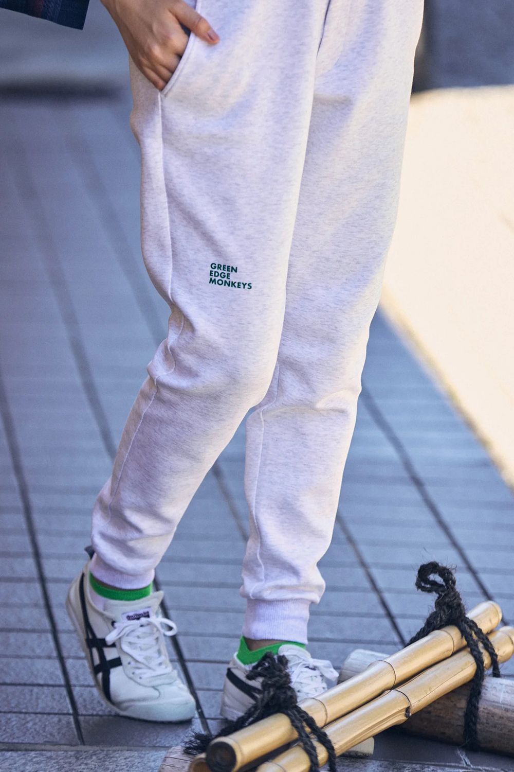 【26AW】 【ユニセックス対応】 COTTON STRETCH JOGGER PANTS / ダンボール素材 ブランドロゴ ジョガーパンツ (グレー)