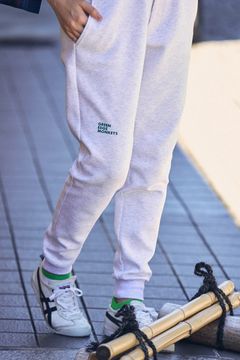 【26AW】 【ユニセックス対応】 COTTON STRETCH JOGGER PANTS / ダンボール素材 ブランドロゴ ジョガーパンツ (グレー)