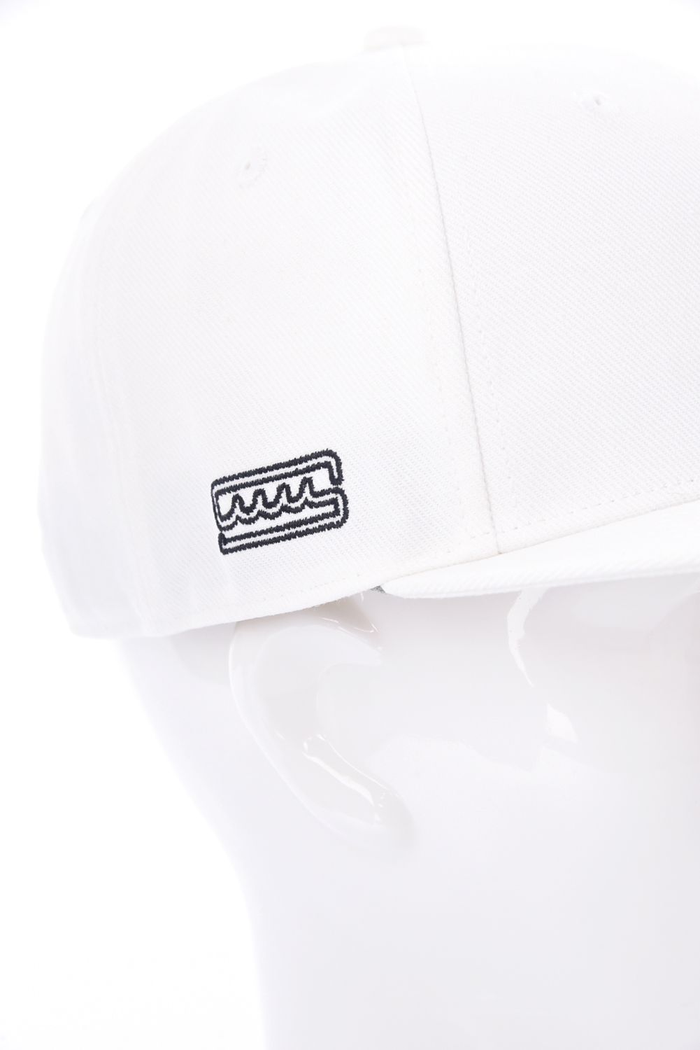【26SS】 WAVE FLAT BILL CAP / ウェーブ刺繍 メタルロゴ フラットキャップ (ホワイト)
