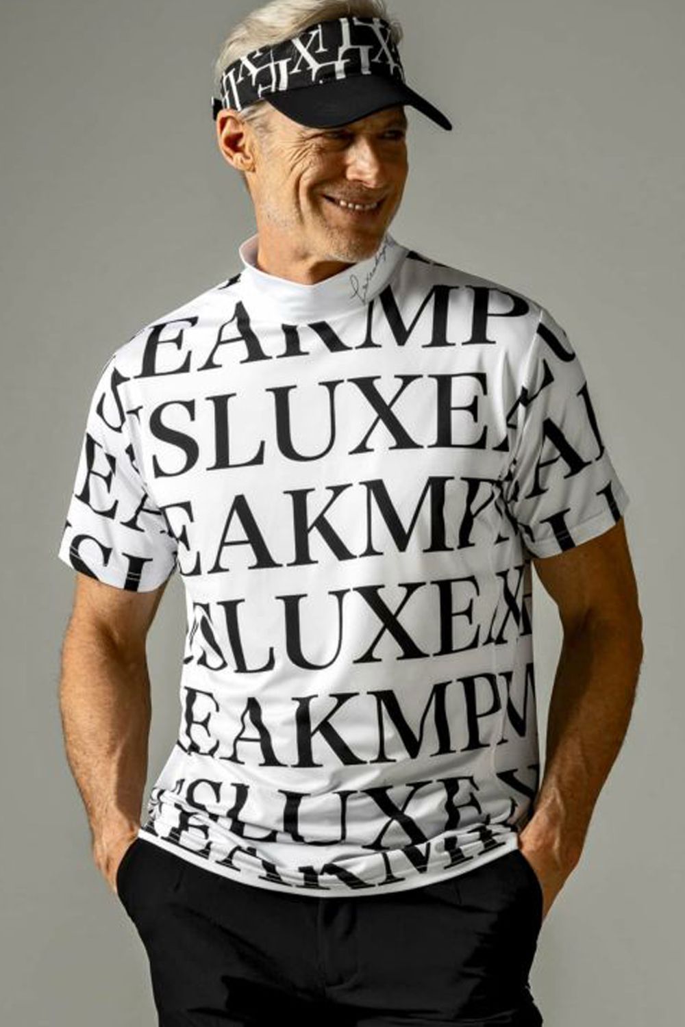 LUXEAKMPLUS - HORIZONTAL PATTERN MOCK NECK T-SHIRTS / 総柄ロゴ