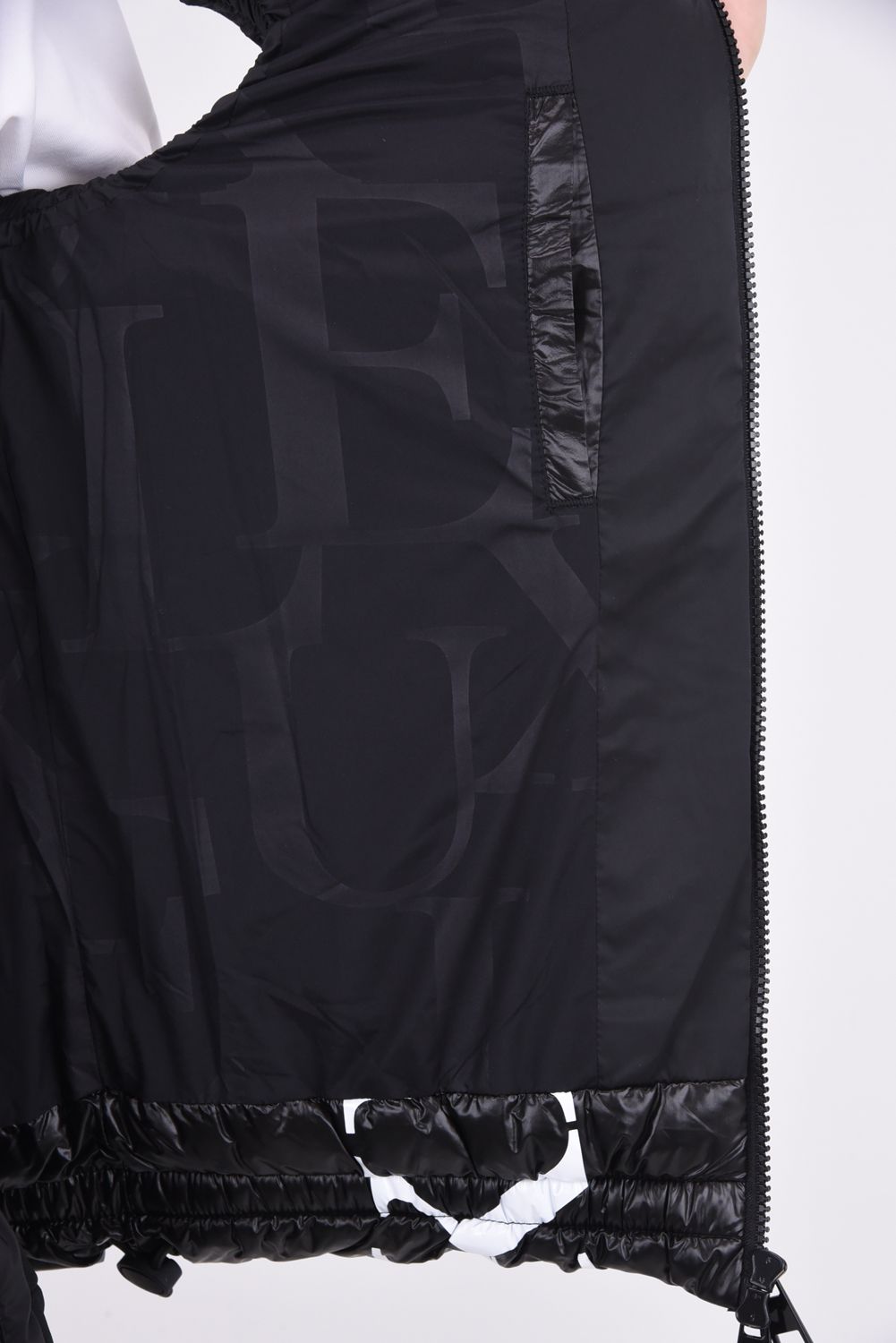 VERTICAL LOGO VEST / バーチカル ロゴ ベスト (ブラック)