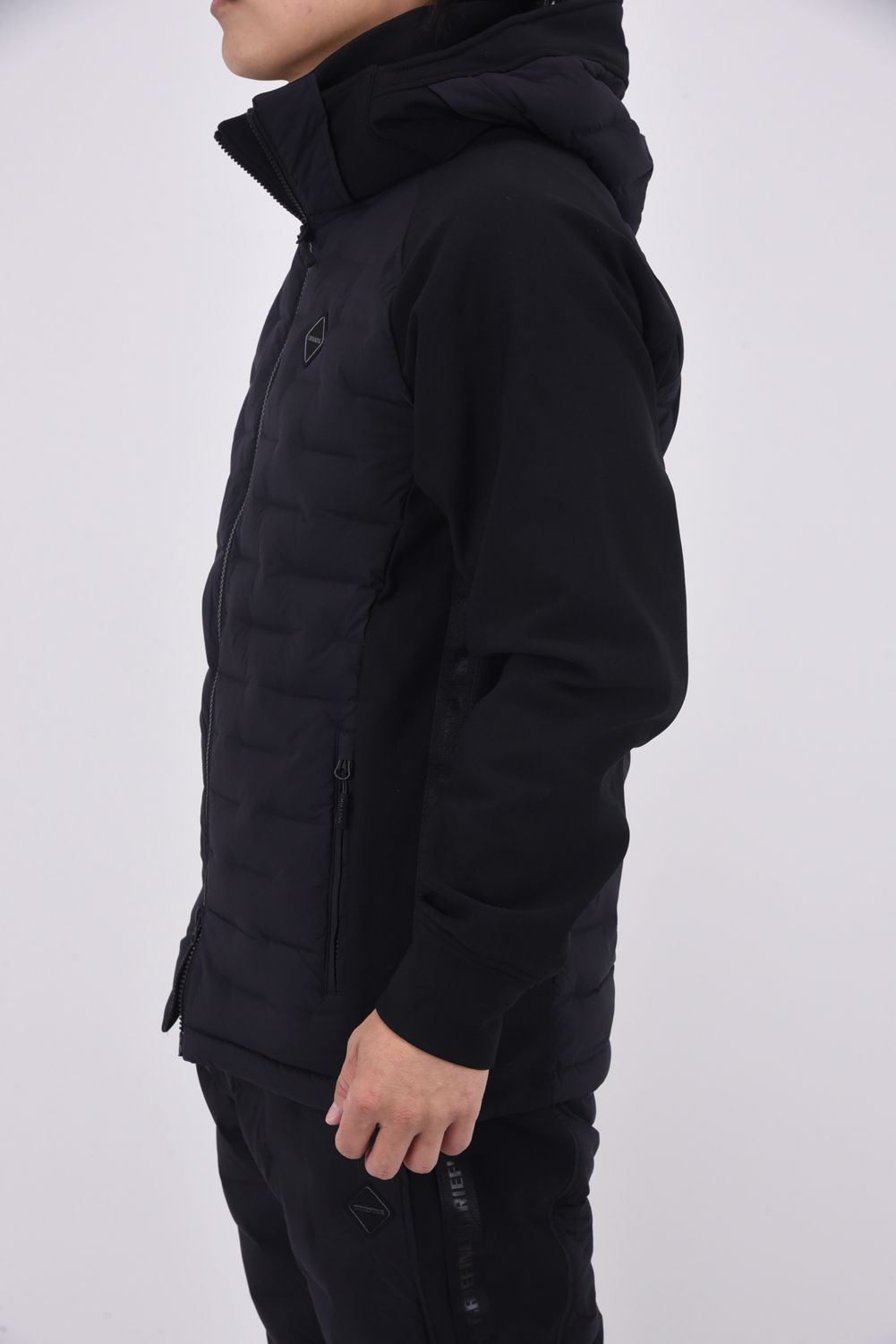 【25AW】 MEN'S HYBRID DOWN PARKA / ストレッチタフタ ダイヤモンドロゴ ハイブリッドダウンジップパーカー (ブラック)
