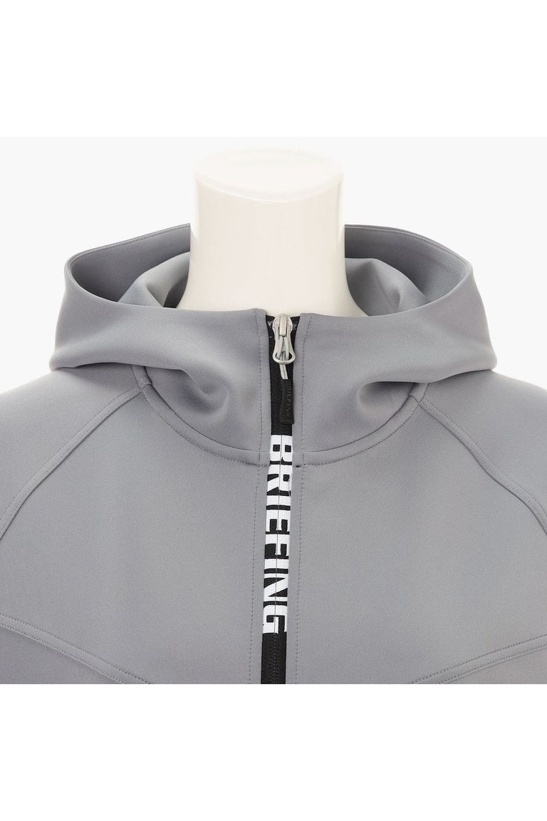 フロントジップを閉めた際に現れるBRIEFINGロゴのアクセント。
冷たい風の侵入を防ぐ、襟腰高めのフード。