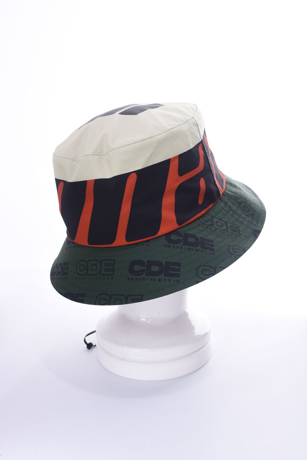 【CODE COLLECTION】 CD10-EBHT / CDEロゴパターンプリント バケットハット (ベージュ)