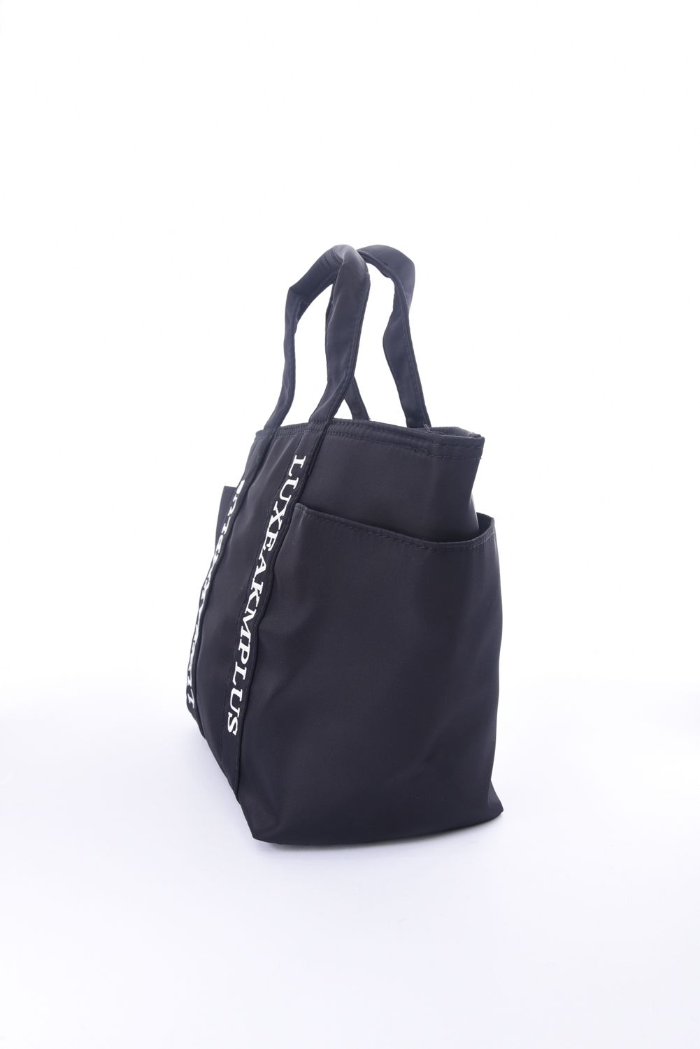 【プレゼント好適品】 LUXE AKM PLUS  LOGO BAG / ロゴ ナイロン トートバッグ ブラック