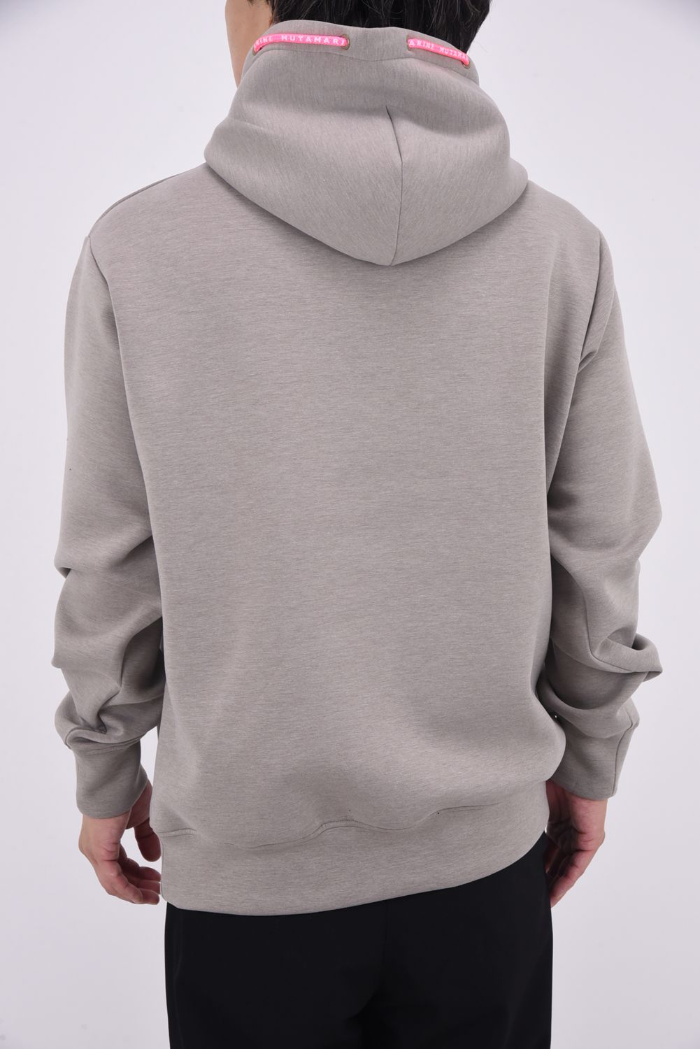 【25AW】 AROUND SPINDLE HOODIE / ダンボール素材 ブランドロゴ刺繍ワッペン プルオーバーパーカー (ベージュ)