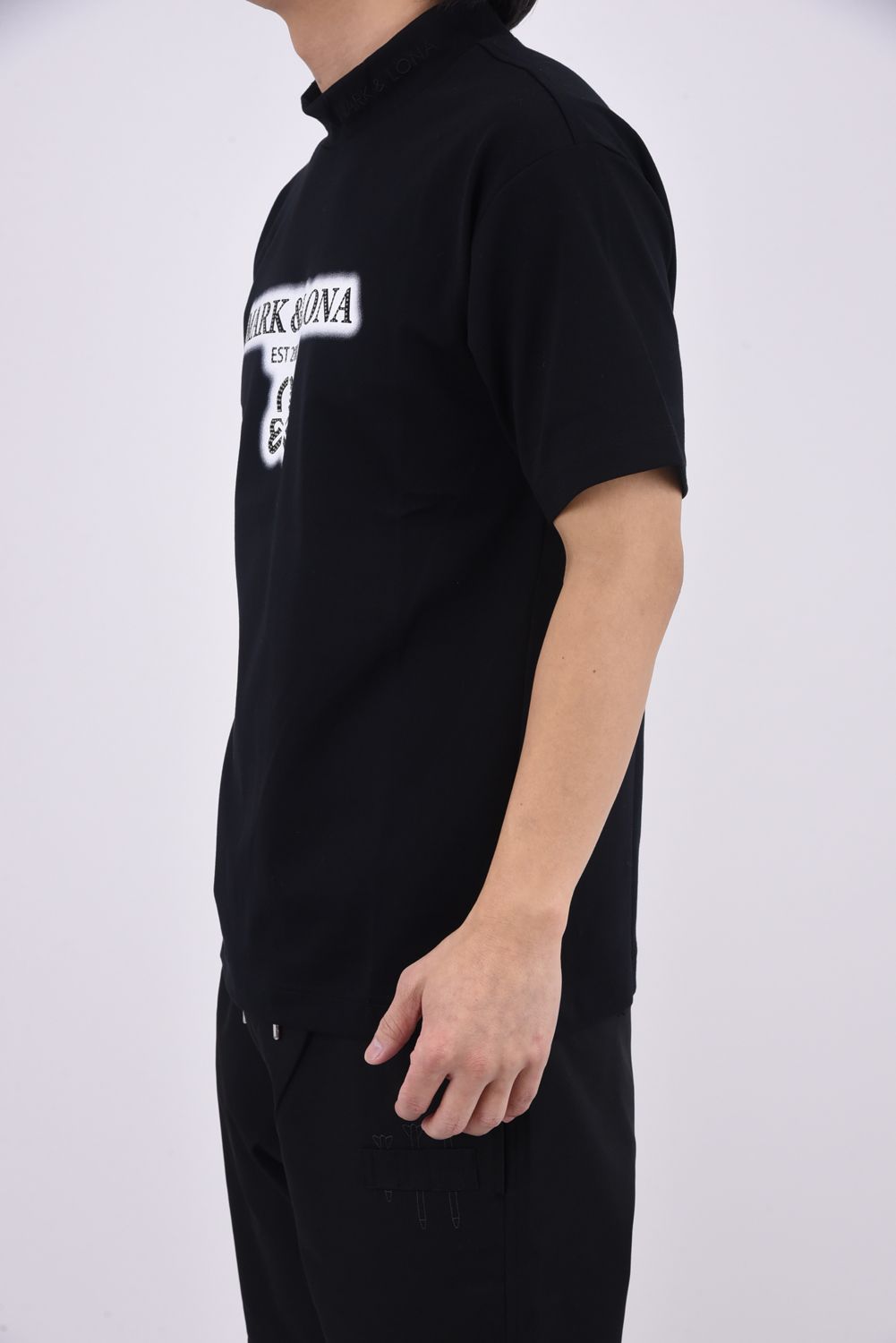 【2026SS 木村拓哉さん着用】 BLUR SIGN SPECTRUM PERFORMANCE MOCK / ブラープリント スワロフスキー モックネックTシャツ (ブラック)