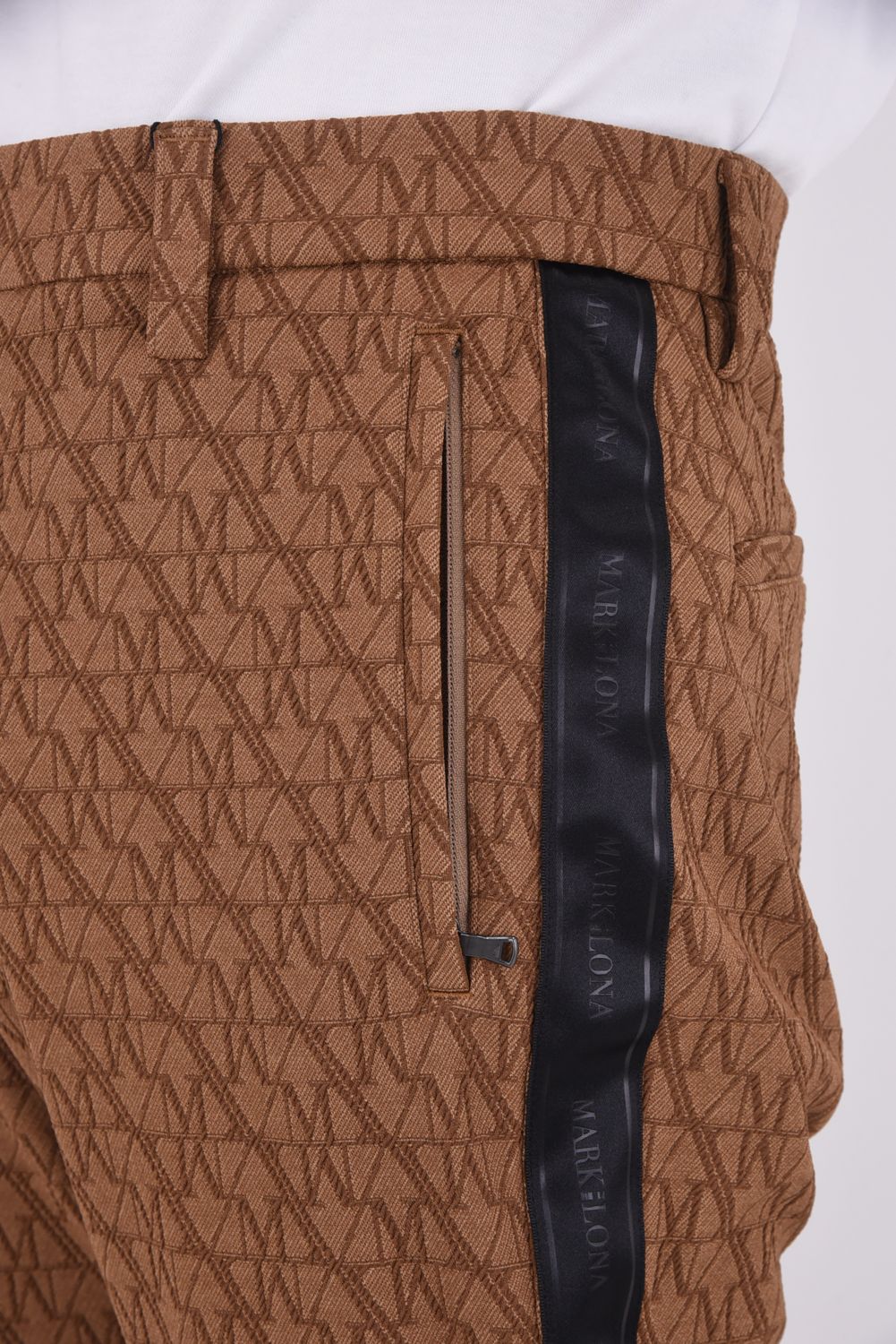 【2025AW】【CODE COLLECTION】 TPTP / ジオメトリックジャカード サイドラインテープ ロングパンツ (ブラウン)